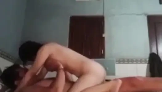 Istri yang baik melayani suami nya