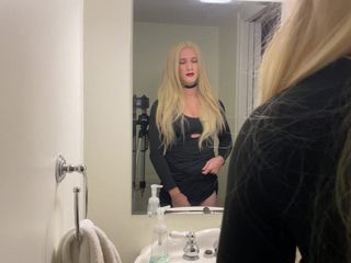 Une travestie blonde exhibe sa culotte