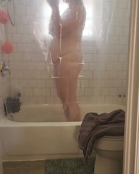 Watch Hot MILF BBW Take A Shower!