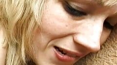 Franse blondine krijgt haar kontgaatje gevuld met sperma