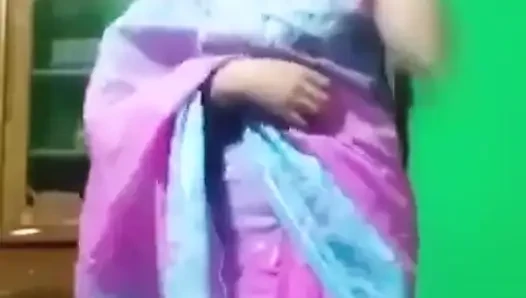 Hintli kız sari değiştiriyor ve göğüslerini gösteriyor
