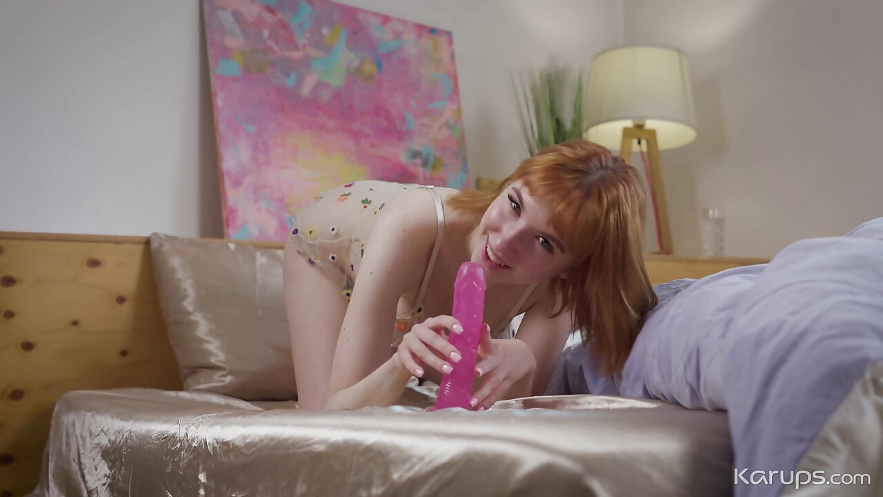 Monica lagi asik muasin memeknya pakai dildo warna pink