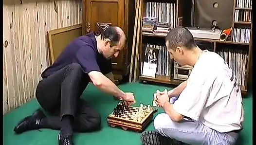 Lucie satranç için iyi değil, ama diğer yandan her şeyi sikiyor