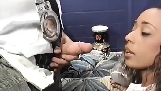 Genç zenci amcık yalıyor ve yaşlı adam tarafından sikiliyor