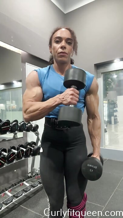 Imaginează-ți că îți strivi capul între bicepsul acestei culturiste