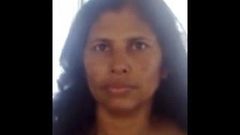 Sri-lankische MILF-Tante zieht sich nach dem Fick an