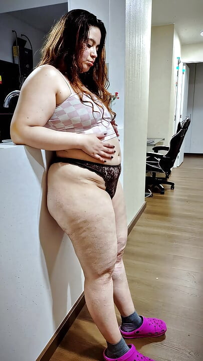 Nicole's Silly Fat Tease: Jiggling Cellulite Ass & Soft Belly Dance
