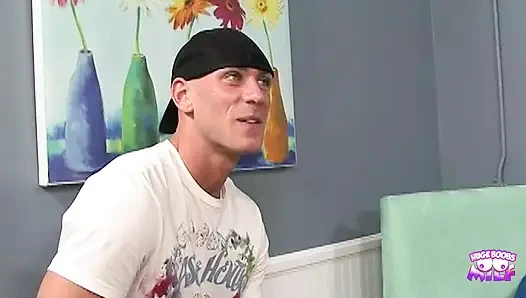 Johnny sins darf eine atemberaubende milf namens bobby ficken, die nie einen porno gedreht hat