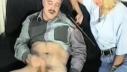 Немецкий чувак дрочит член, пока репортер говорит ему, как это сделать