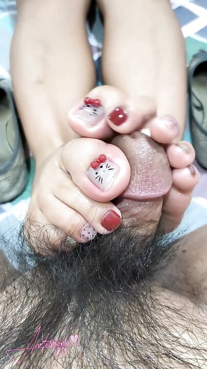 כפות רגליו החשופות הטריות של אקולטיי מנעלי הבובות מרגישות כל כך מתקתקות בראש הזין שלו שגרמו לו לגמור חזק אחרי הקצה