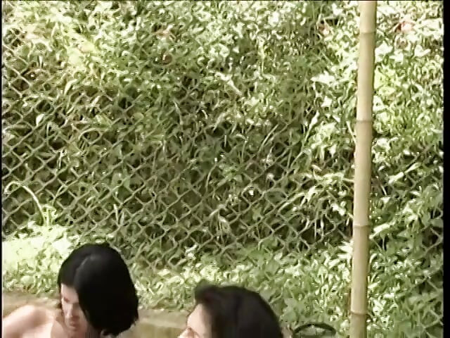 Bela mulher com um vibrador com cinta-caralho fode essa deslumbrante travesti Marcia com grandes peitos no cu