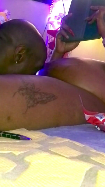 Spektakularan trenutak iz filma "Very hot BBC TS Tugs A Huge Load for her black tgang".