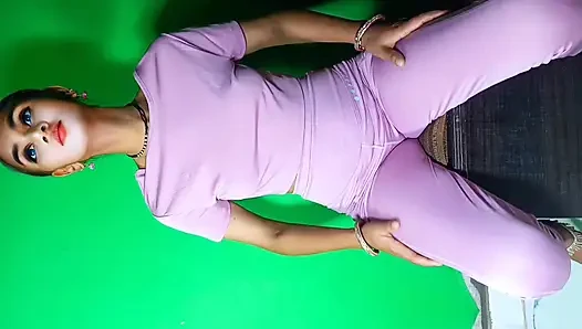 Muncrat banyak di memek. Adik tiri dengan legging ketat tanpa celana dalam kepergok sama adiknya sendiri. Adik tiriku dengan legging