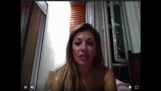 Webcam hoer Naomi brandt diep in de keel van een dildo