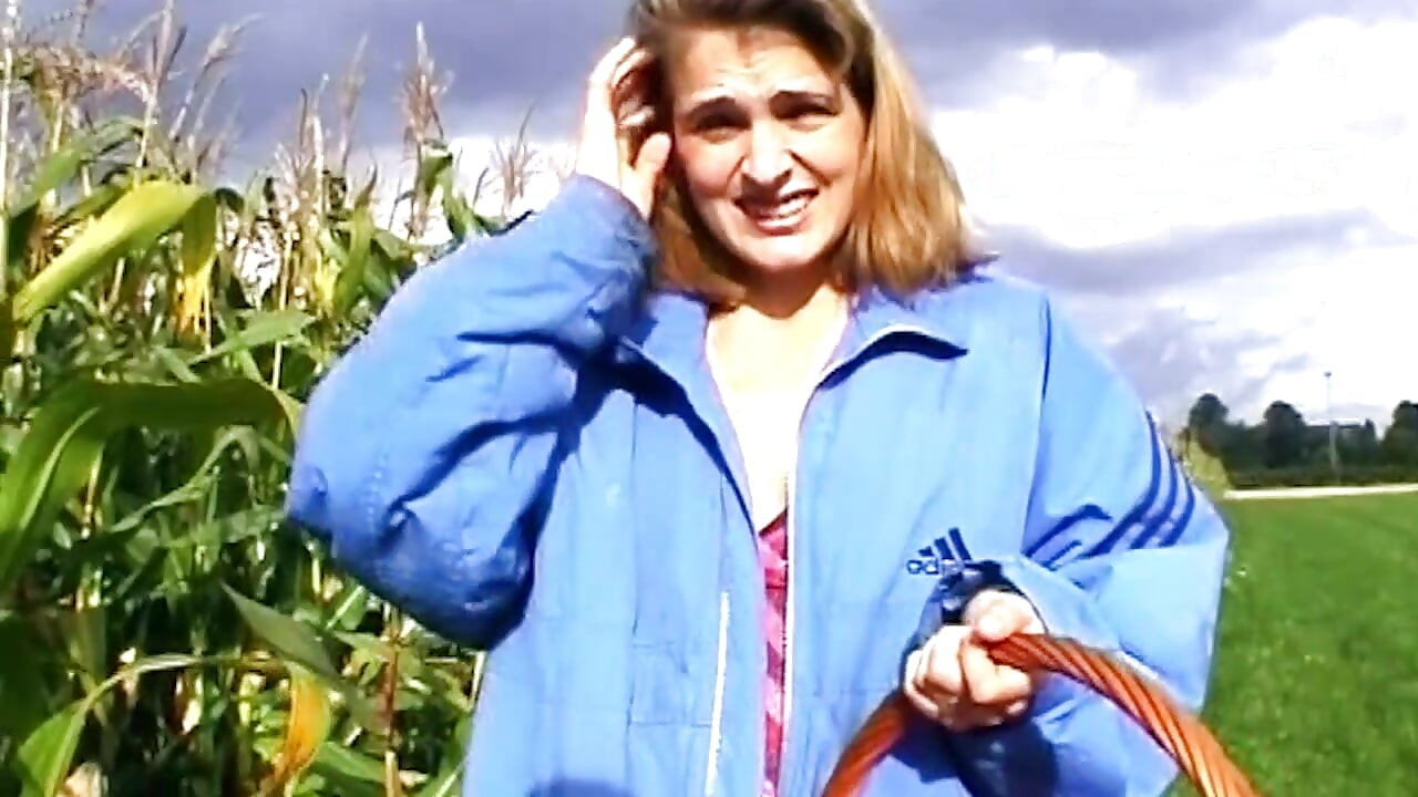 Massive Corn Cob Stretching Gaping Pussy Wide Open Outdoors
