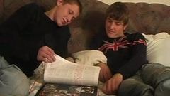 I ragazzi russi leggono la rivista gay, prima di fare sesso