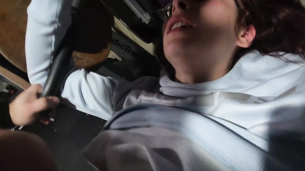 在健身房的长椅上用奶油派做爱