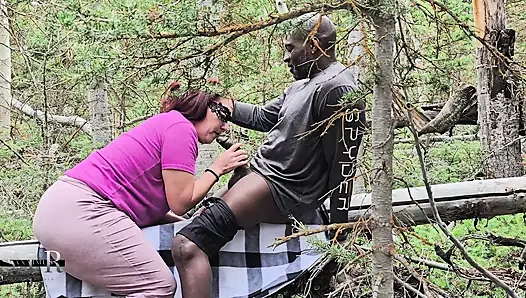 Istri nakal polyjswitch menemukan kayu besar di hutan