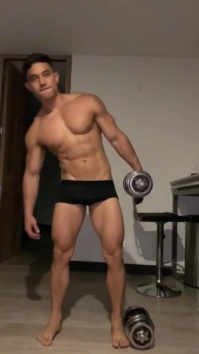 does workout and shows ass