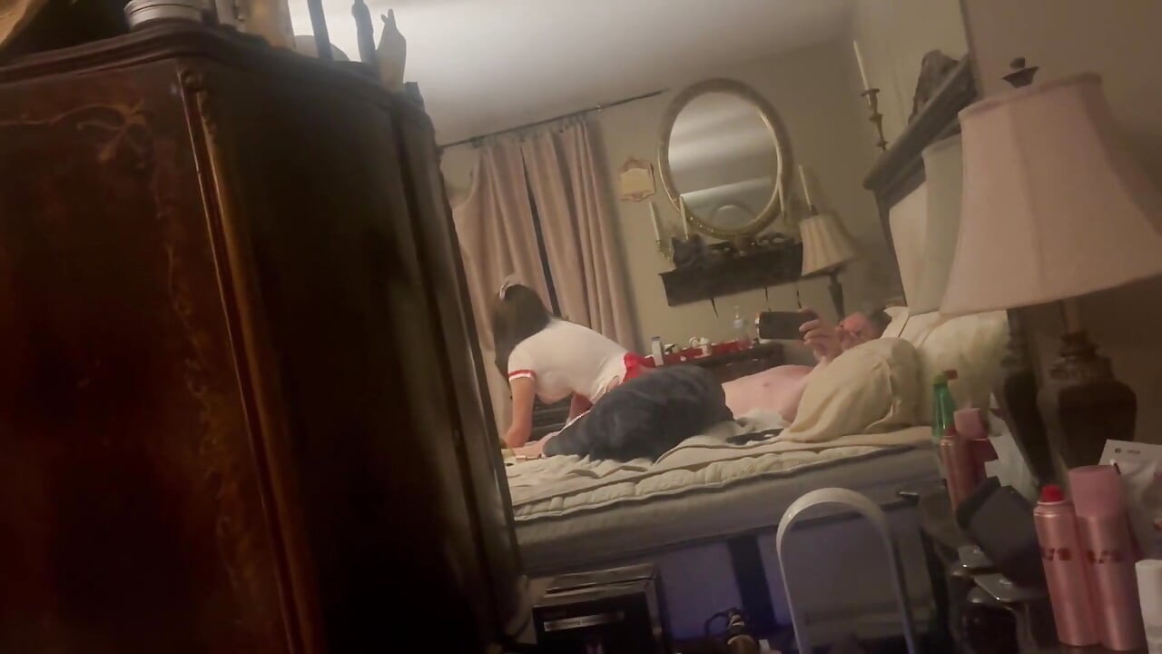 Jururawat Ashlynn menunggang pesakitnya