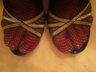 Sborra su calze a rete sexy con i tacchi alti