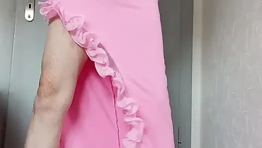 Pakaian merah muda