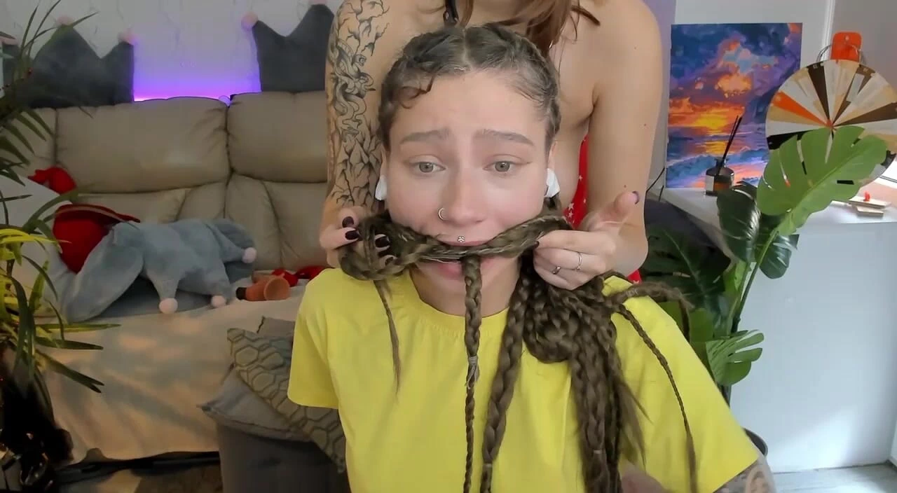 堵住她的朋友，这样她就不能用她巨大的长头发呼吸