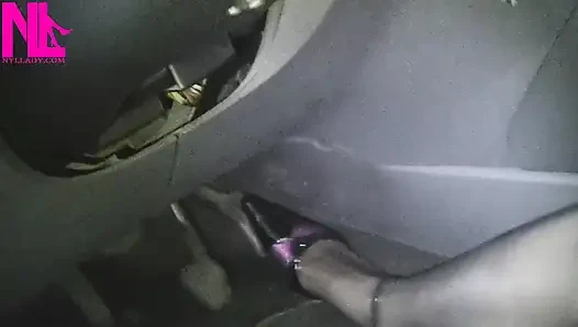 Ford focus'u deviriyor ve vardiya çubuğuna ayakla mastürbasyon yapıyor