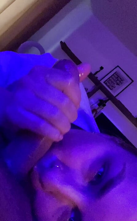 Pipe à la maison confortable par une froide soirée d'automne