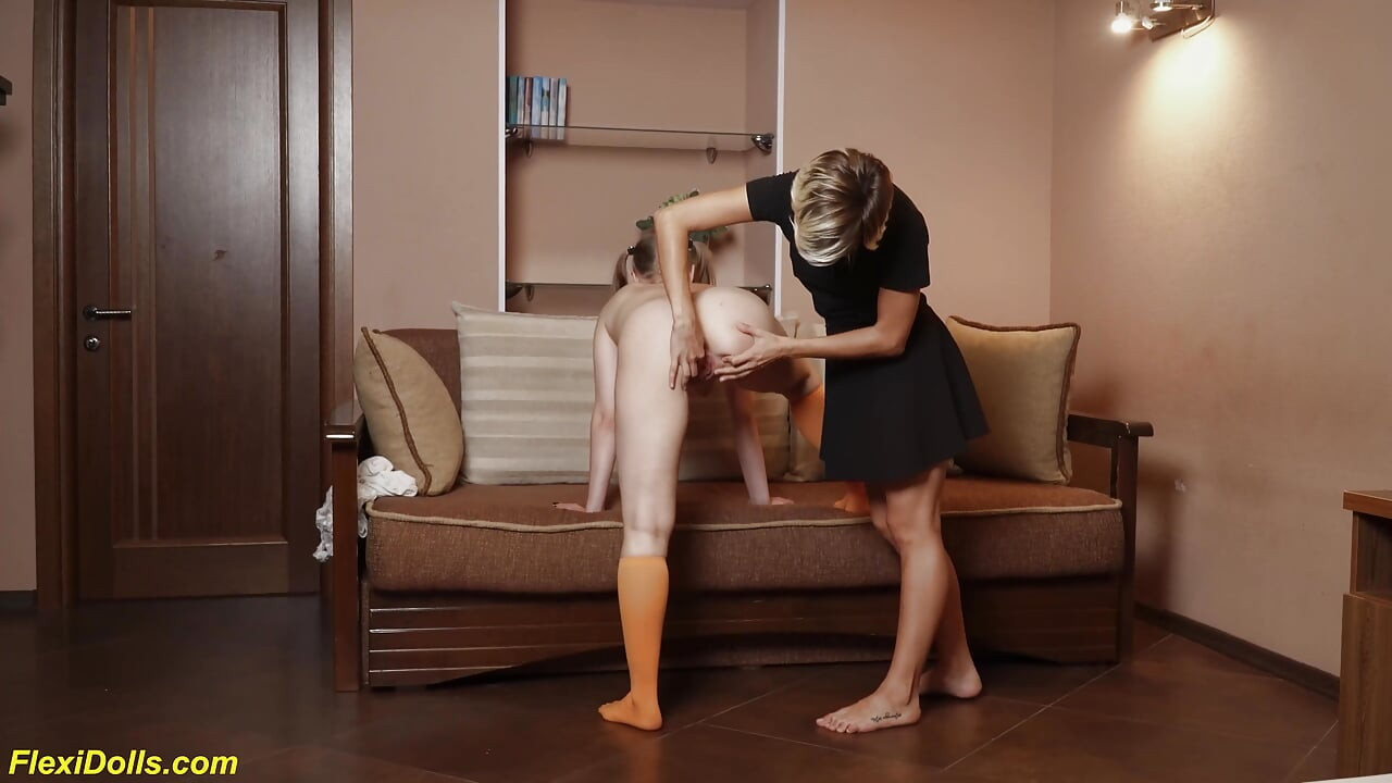 曲線美の大きなおっぱいFlexi十代の人形が伸びた