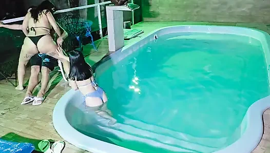 Kepergok lagi berbuat nakal! Dua cewek rambut cokelat kepergok masturbasi di kolam kondo