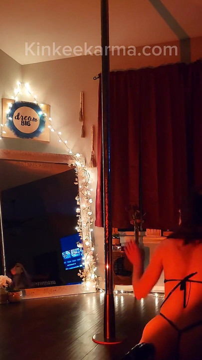 Néztem, ahogy vetkőzöm, műsort adok, és fasszal jutalmaznak vágás közben, újra kanos lettem. Dickydangalo Her