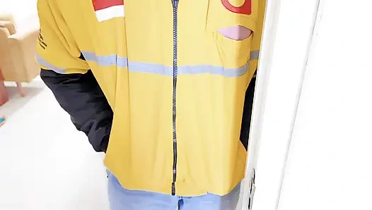 Yalnız olan kiralık orta yaşlı seksi kadında paket kurye