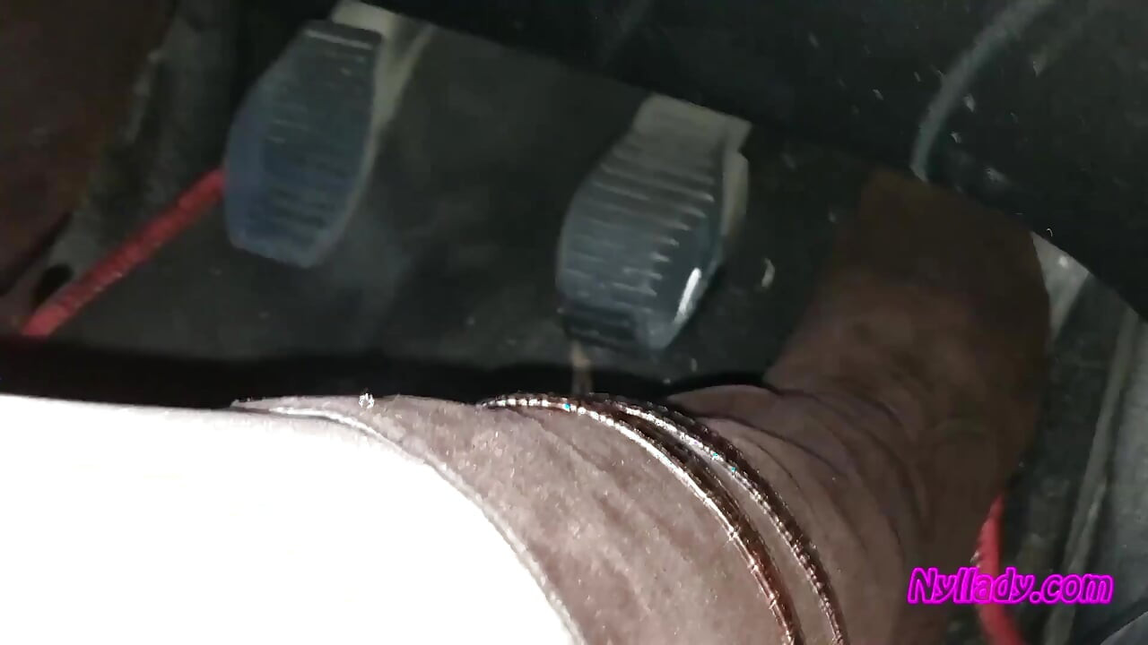 Nyllady dirigindo seu punto vermelho em botas de salto alto