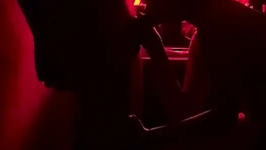 Intensiver romanischer sex im roten zimmer führt zu creampie nach dem blowjob