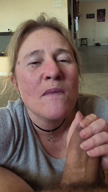 Moment mémorable de « La MILF gémit pour un homme lait »