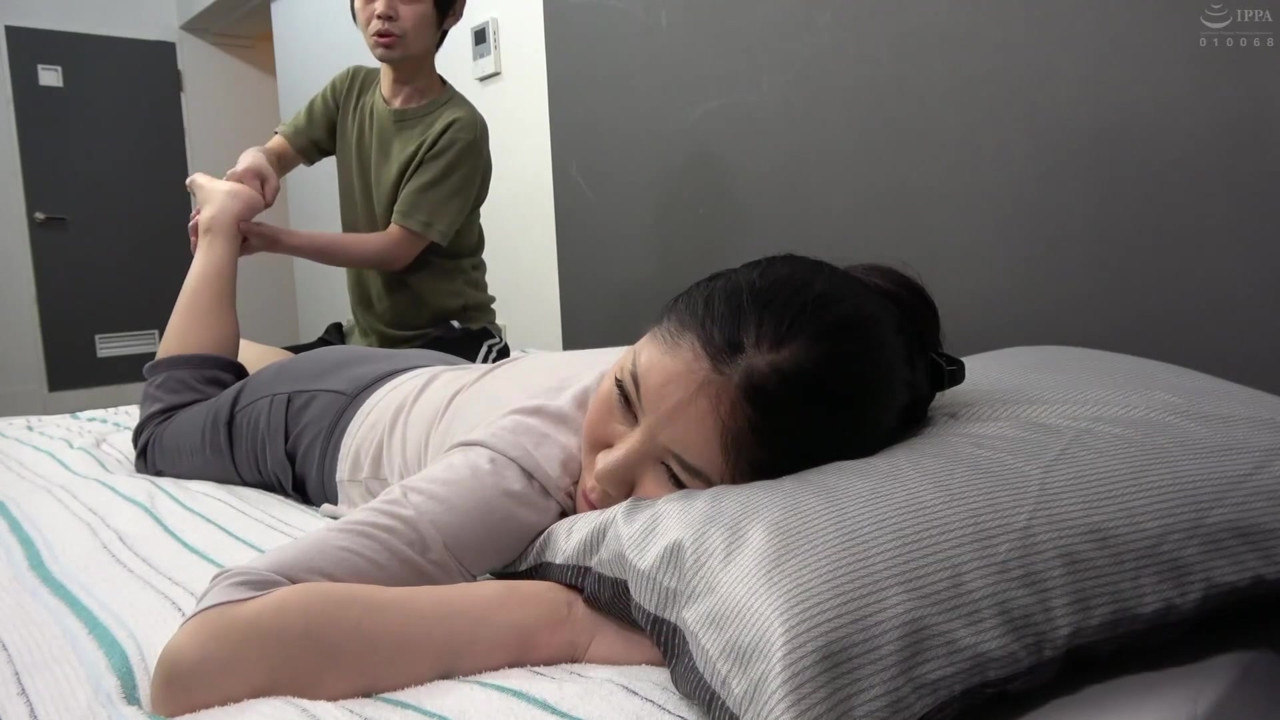 息子が母親の体をマッサージ中にズボンを下げて半ケツにしたら… - Part.1