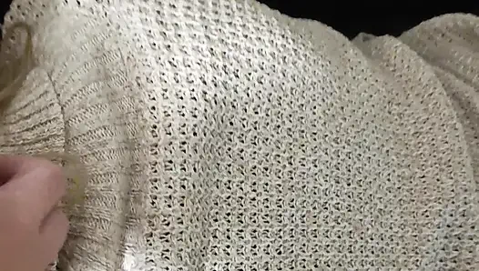 Массаж задницы и трах киски пальцами в джинсах крупным планом