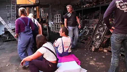 Трах-оргия на автомобильном мероприятии, возбужденные киски начиняются!