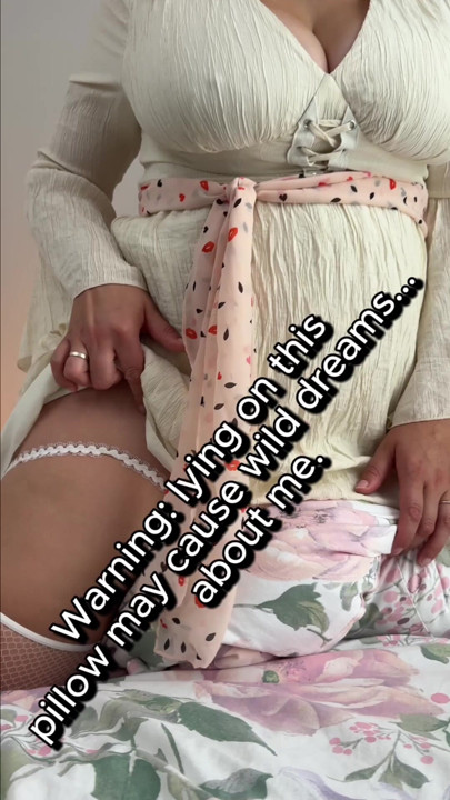 Milf besar menyukai bantal, menggosok ke belakangnya cukup memikat.