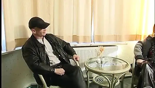 Тинка сосет дилдо на кастинге