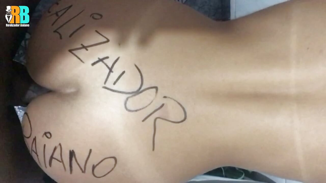 Un réalisateur bahianais baise une femme mariée au lit pendant que le cocu en fourrure regarde.