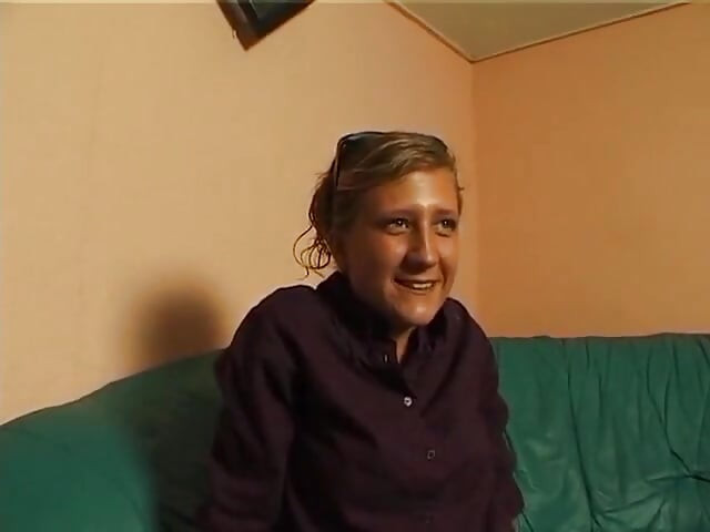 Malá blondýnka si na castingu tře a prstí kundičku