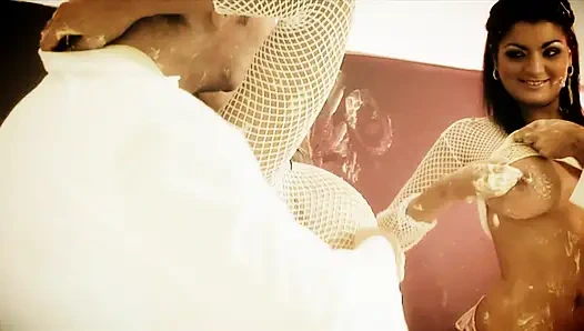 Мокрая и грязная оргия с крошкой-телочкой-близнецом