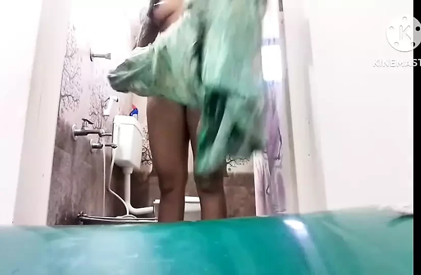 Svetha tamil patni snan ghar ka bana vidiyo