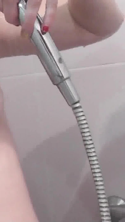 Seifenschaum auf natürliche Titten, Arsch, Muschi. Sexy blonde MILF hat ihre Strümpfe, ihren Bademantel ausgezogen und duscht. | Clip 2