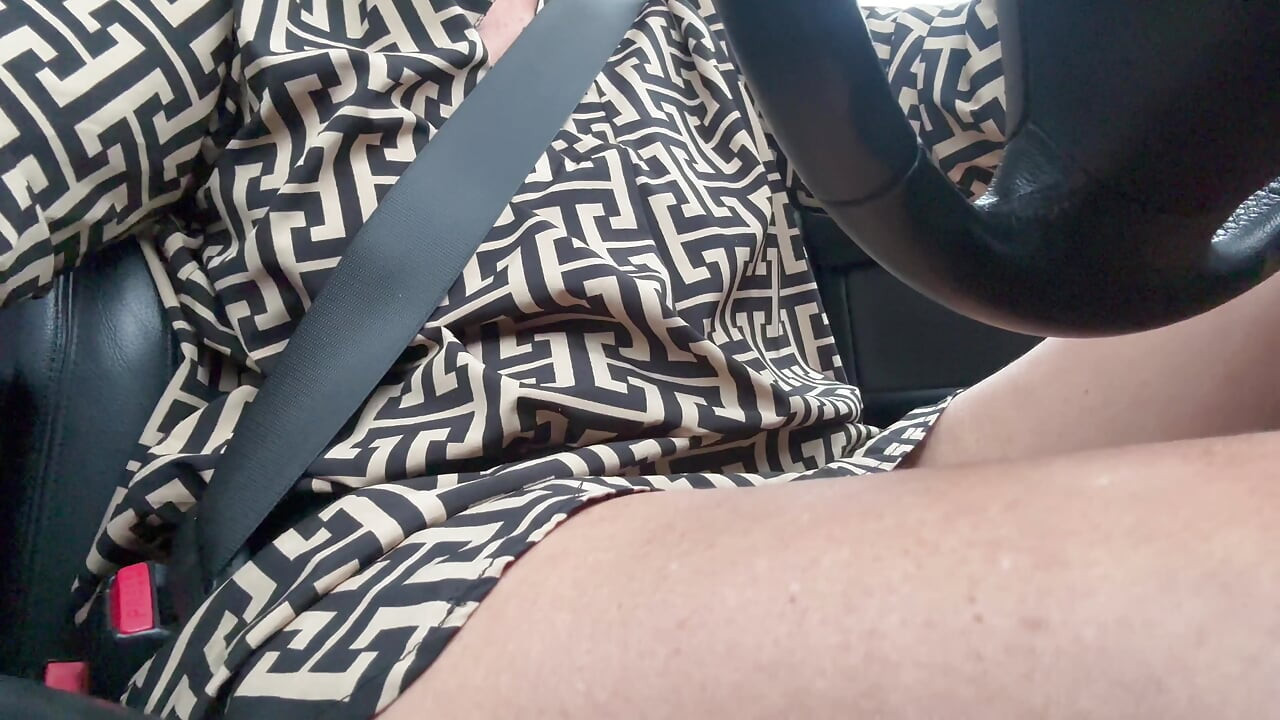 Elegante madrasta sexy dirige alegremente para o trabalho de manhã