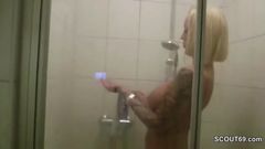 Estranho pegou milf alemã peituda no chuveiro e fodeu com ela