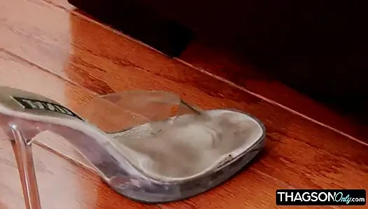 Baştan çıkarıcı kızıl saçlı oyuncakla kendini tatmin ediyor