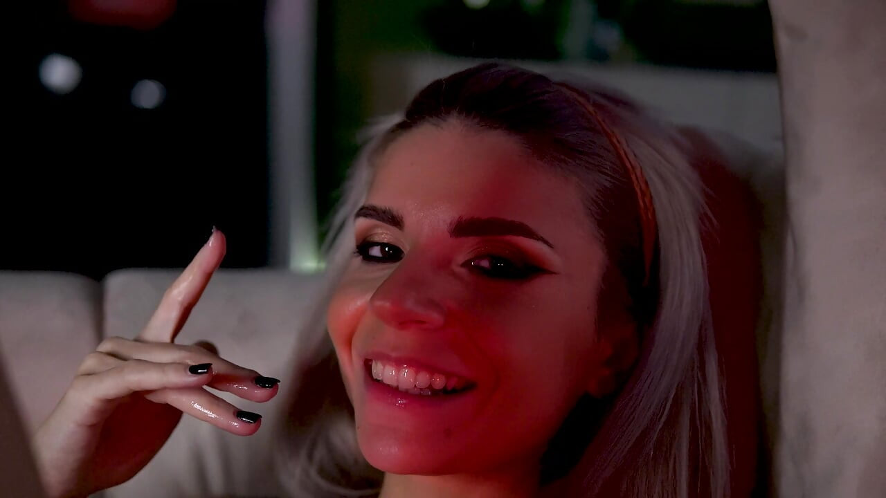 Alexa Creed mangia la sborra cornuto! Sai quanto vuoi pulire il casino!